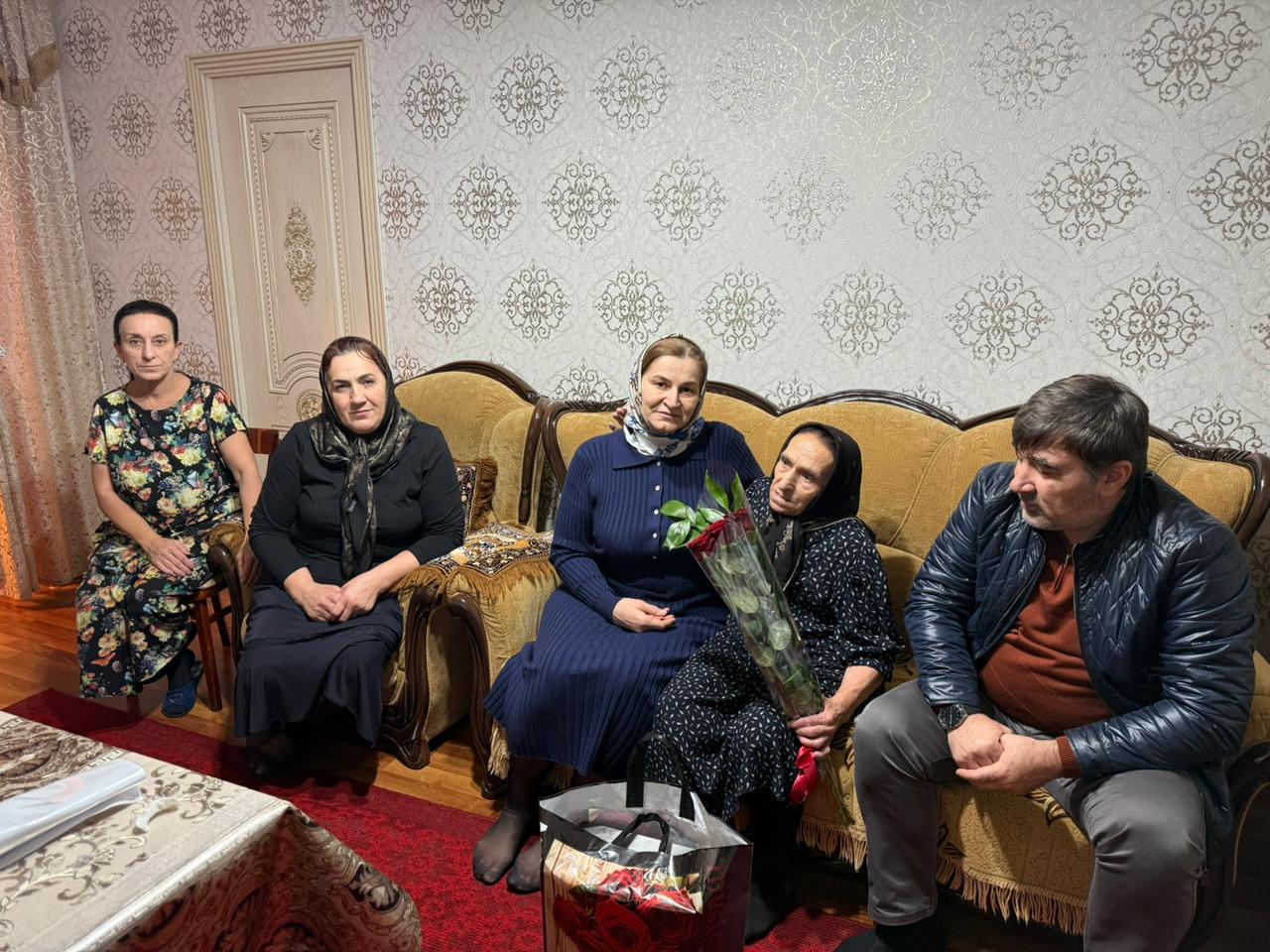 В Южно-Сухокумске поздравили матерей с наступающим праздником