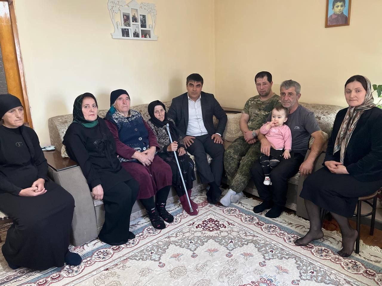 В Табасаранском районе в преддверии Дня матери навестили матерей и бабушек военнослужащих