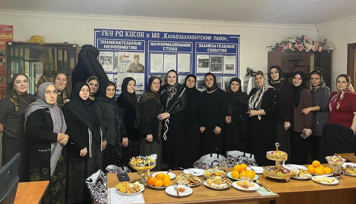 Коллектив Комплексного центра в Карабудахкенте поздравил матерей военнослужащих с наступающим Днем матери и передал им подарки от постоянного спонсора учреждения