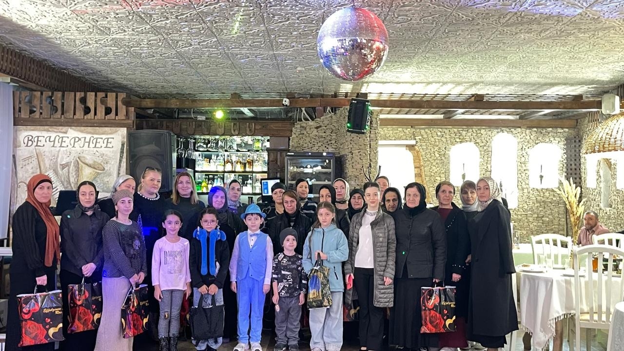 В Каспийске 20 семей участников специальной военной операции объединила встреча, проведенная Комплексным центром в преддверии Дня матери