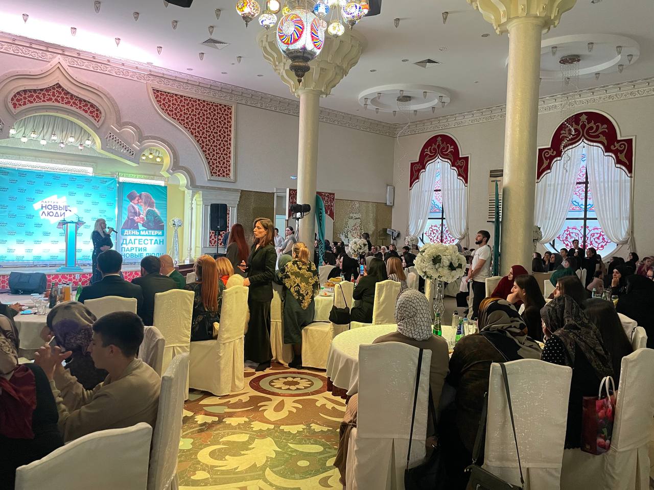 Махачкалинский Центр социального обслуживания поздравил 300 семей с Днем матери