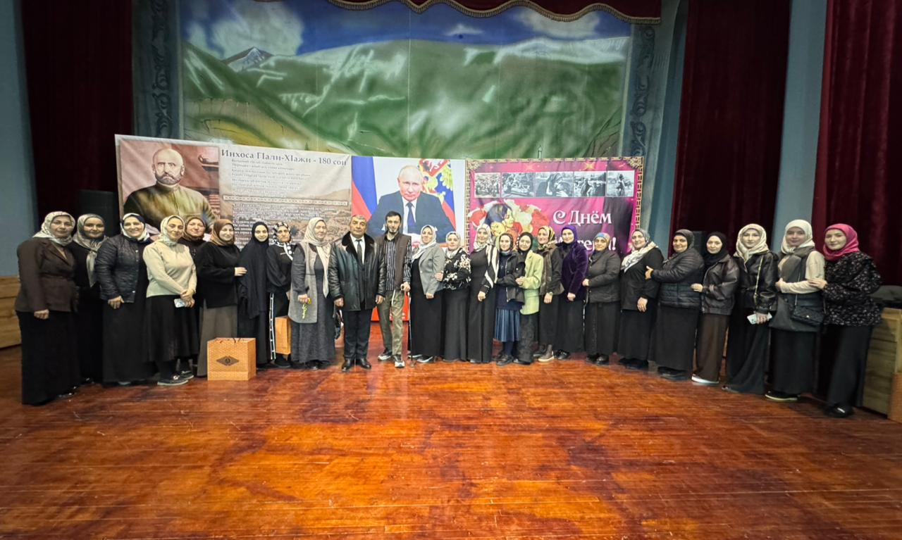 В Гумбетовском районе Центр соцобслуживания поздравил матерей военнослужащих с Днем матери