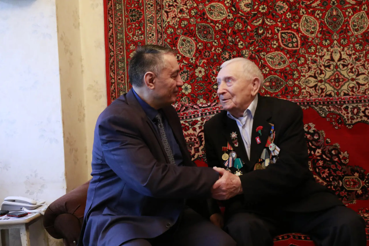 В День Героев Отечества заместитель Председателя Правительства Республики Дагестан Абдурахман Махмудов навестил и поздравил участника Великой Отечественной войны Юрия Антоновича Петрухина