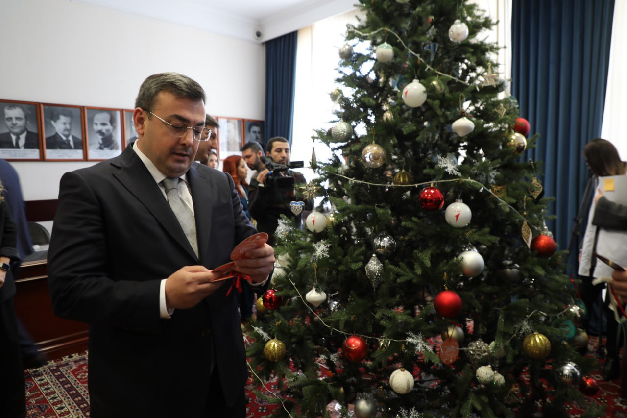 Министр труда Дагестана исполнит новогодние желания детей