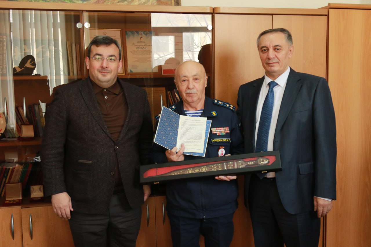 Вице-премьер Дагестана поздравил с 80-летием председателя Совета ветеранов