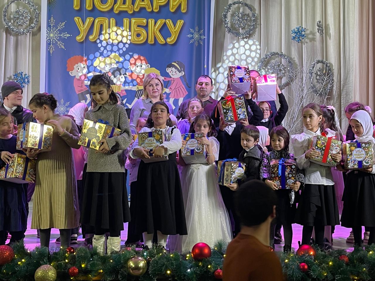 Тепло сердец и вера в чудо: маленькие подопечные Центра соцобслуживания г.Кизилюрта и Кизилюртовского района окунулись в волшебство новогодней сказки