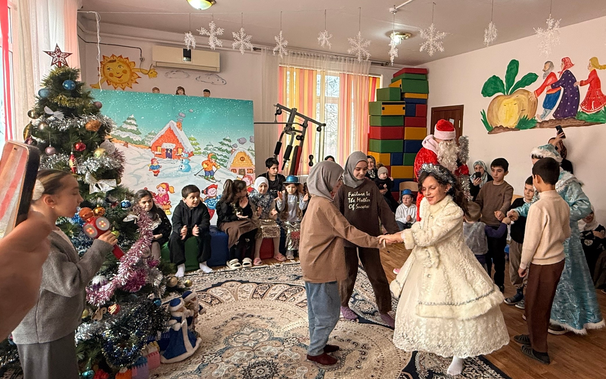 Детям и подросткам из Реабилитационного центра Минтруда РД в Хасавюртовском районе доставили массу ярких эмоций и впечатлений, по-настоящему приблизив волшебство Нового года