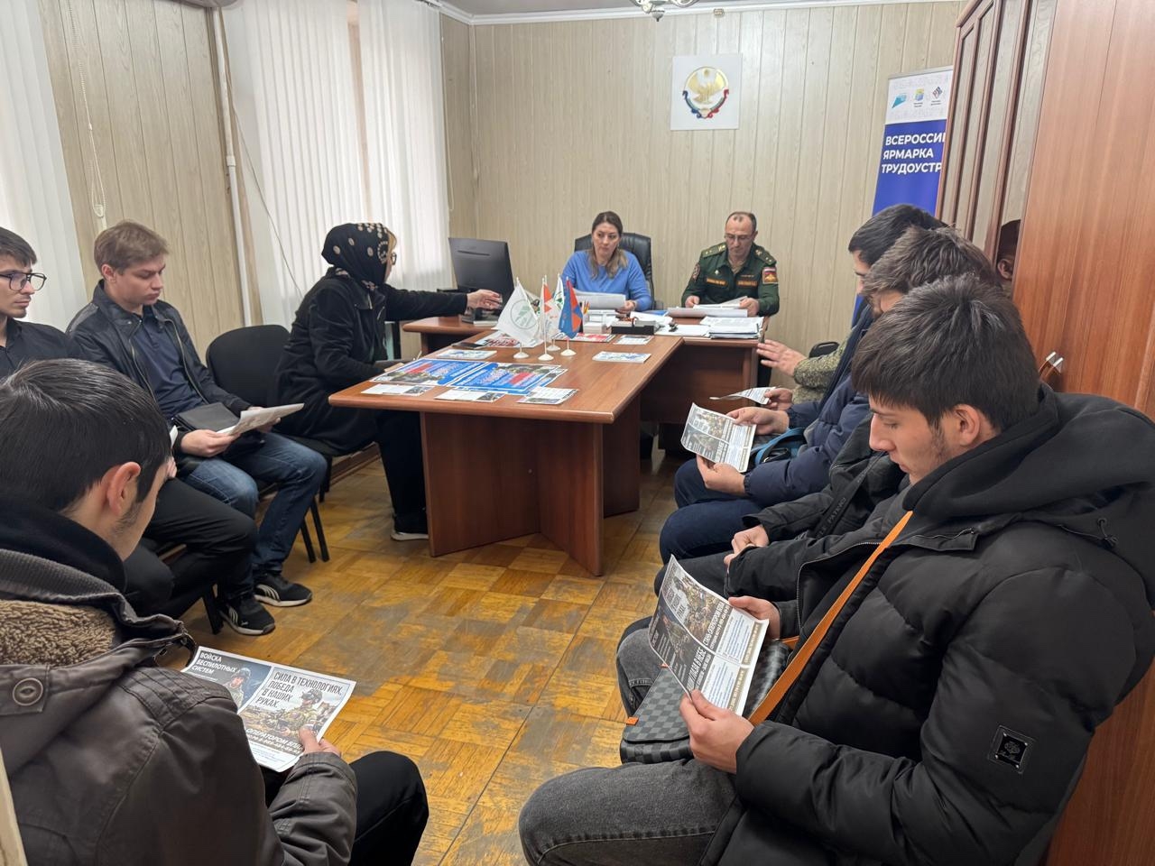 В Центре занятости г.Каспийска в ходе ярмарки безработным рассказали о возможностях трудоустройства, в частности, о военной службе по контракту