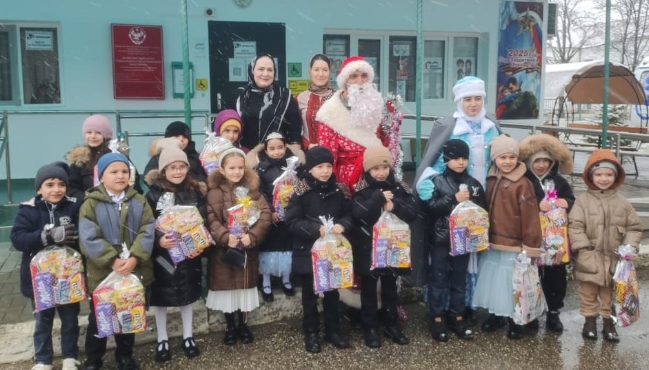 Карабудахкентский Комплексный центр поздравил 250 подопечных детей с наступающим Новым годом