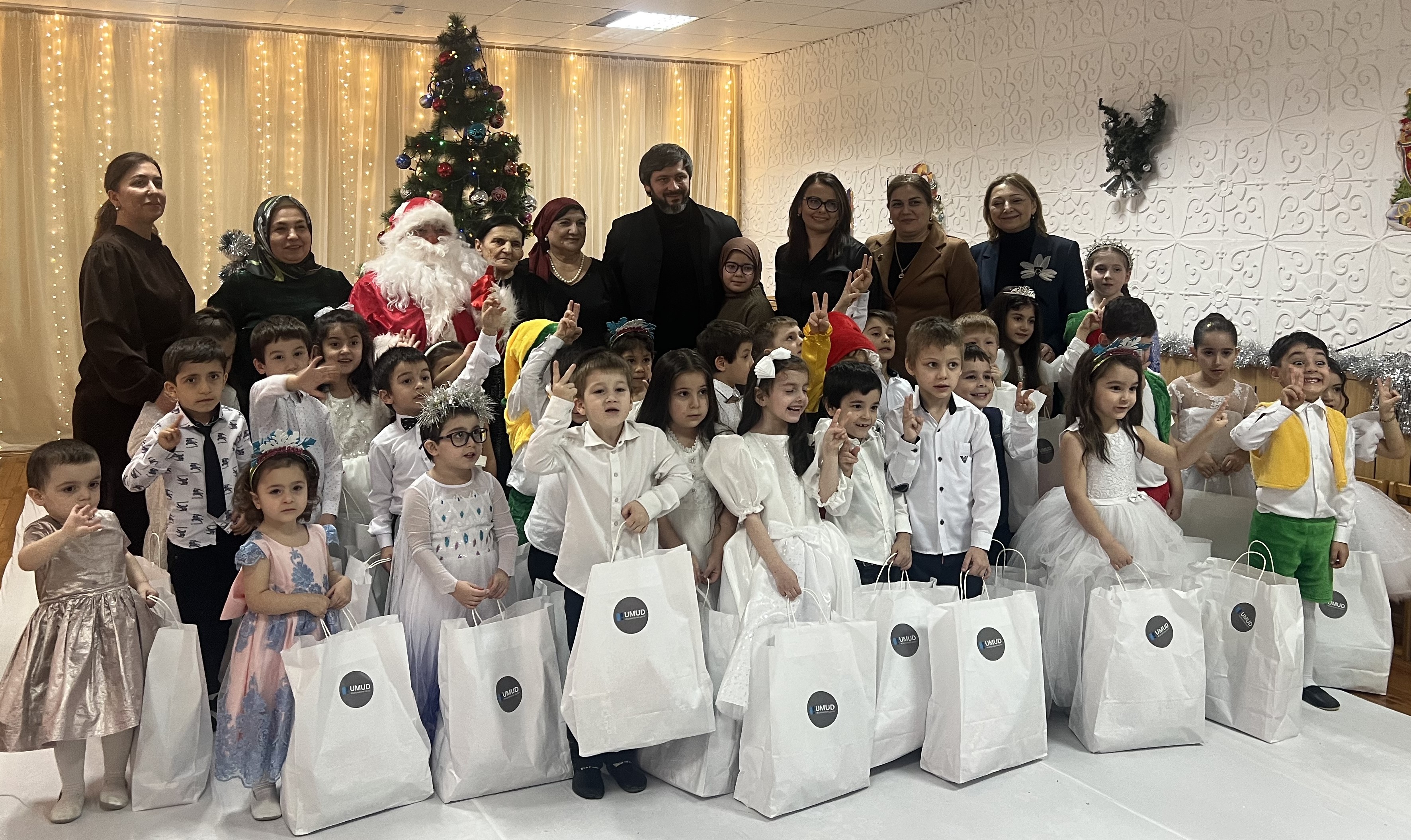 Подопечным столичного Центра социальной помощи семье и детям вручены новогодние подарки от Медицинского центра «Умуд» и Благотворительного фонда «Азим»