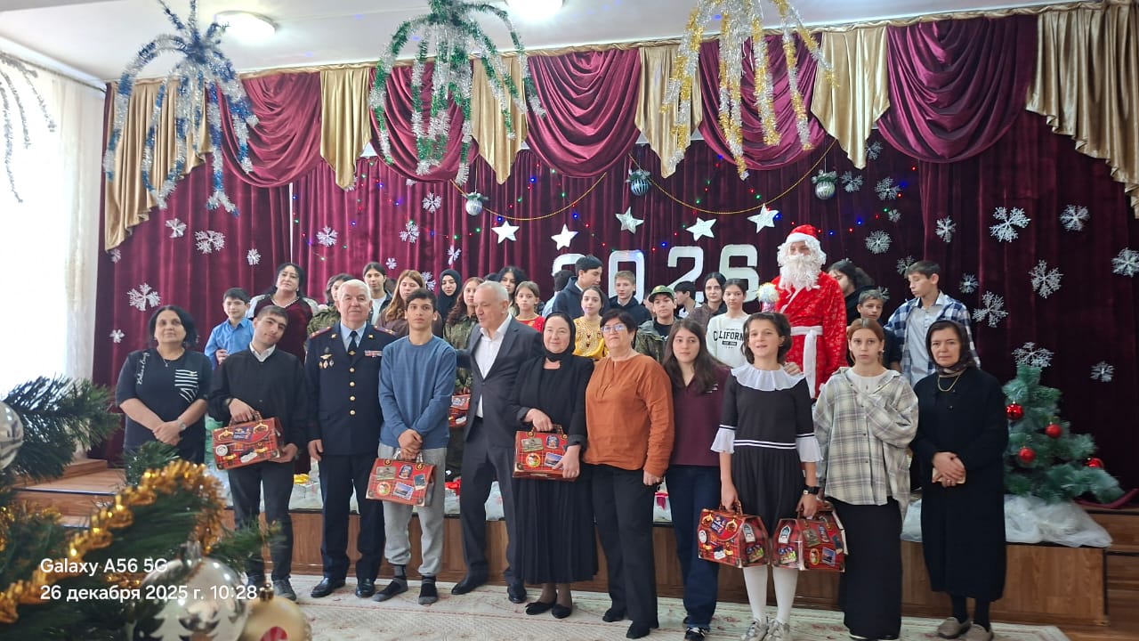 Министр внутренних дел Дагестана Абдурашид Магомедов поздравил детей Детского дома №7 г.Избербаша