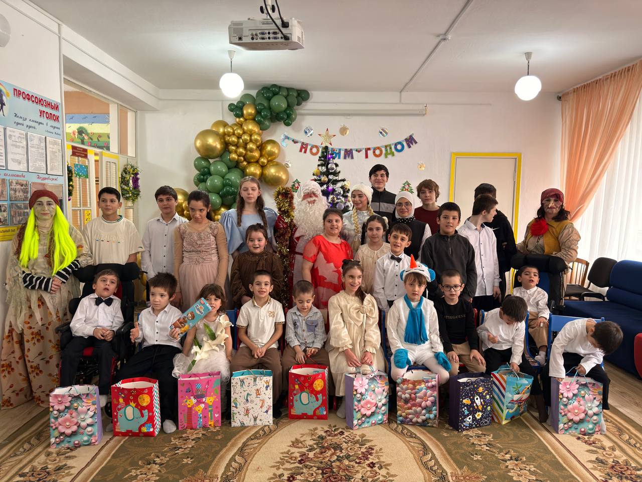 В Хасавюртовском Центре для детей и подростков раздали 35 новогодних подарков