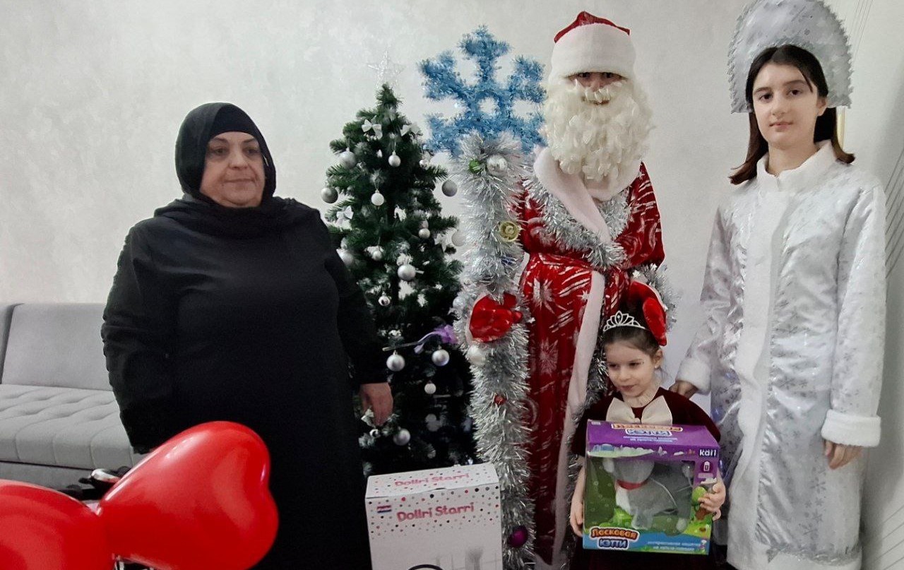 Директор Территориального Комплексного центра в Дербенте Исмаил Исмаилов исполнил мечту Медины – дочери погибшего участника специальной военной операции