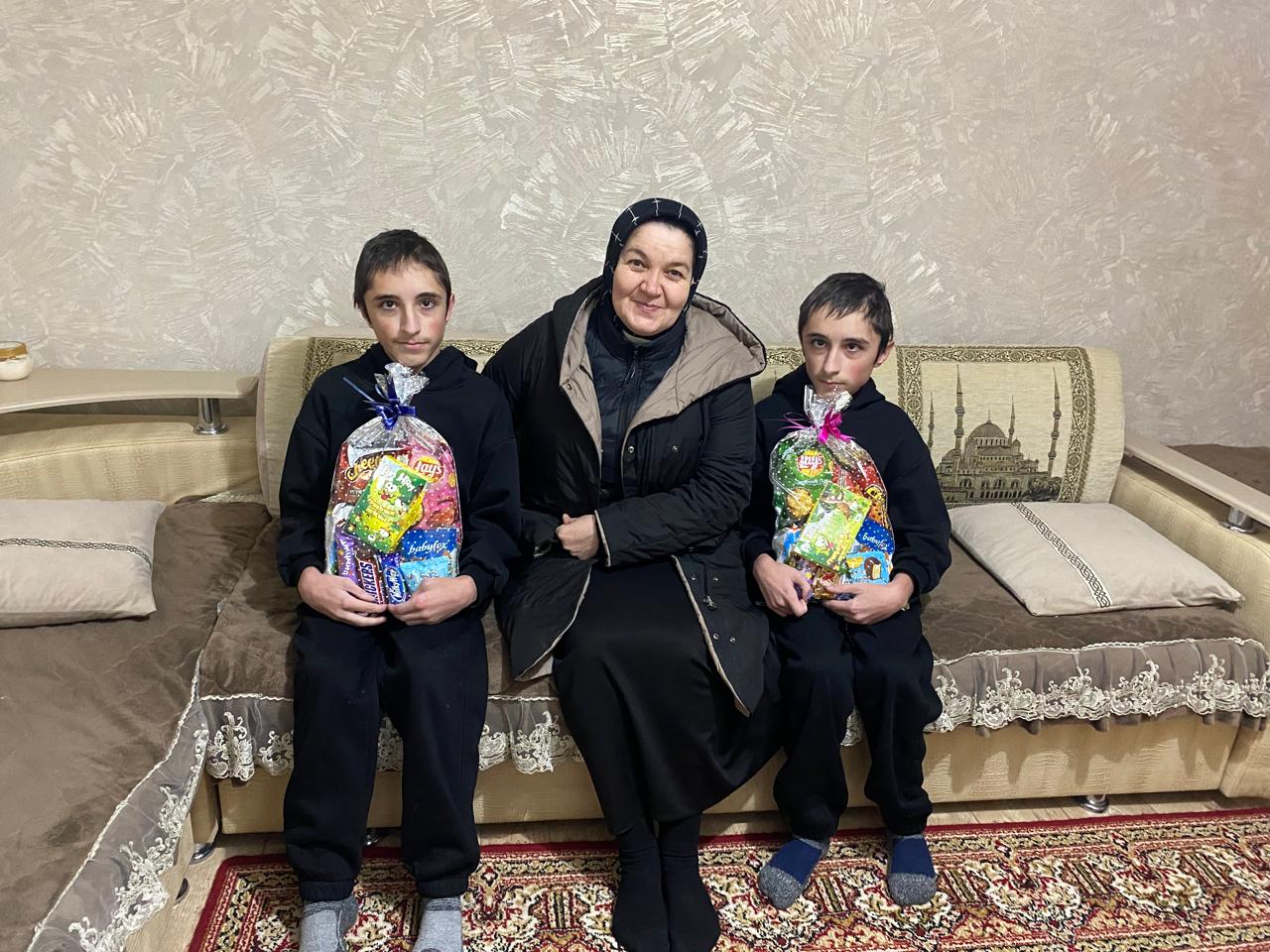 Социальная служба Минтруда РД в Хунзахском районе посетила 300 семей, чтобы передать подарки детям под Новый год