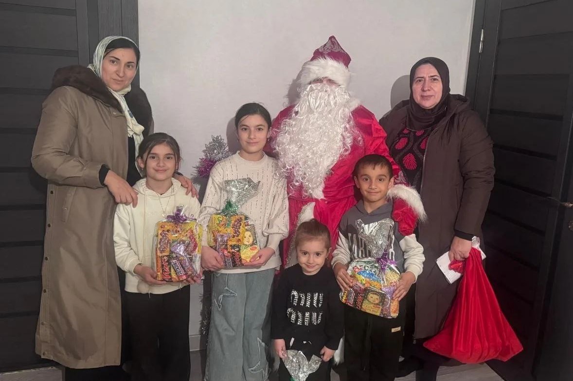 Маленьких подопечных Комплексного центра Гергебильского района поздравили с наступающим Новым годом