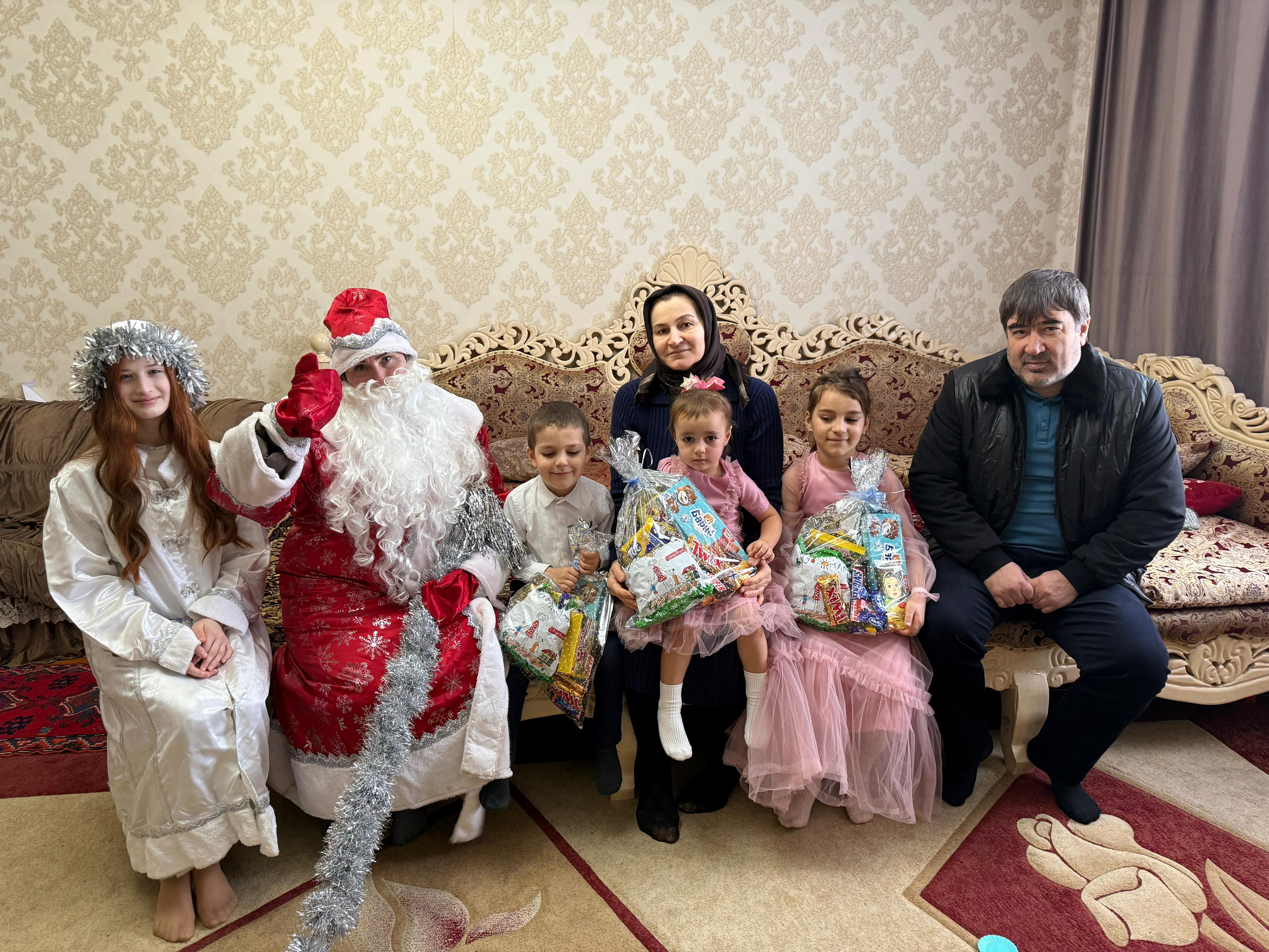 В Южно-Сухокумске сотрудники социальной службы Министерства труда Республики Дагестан посетили 150 детей в канун Нового года