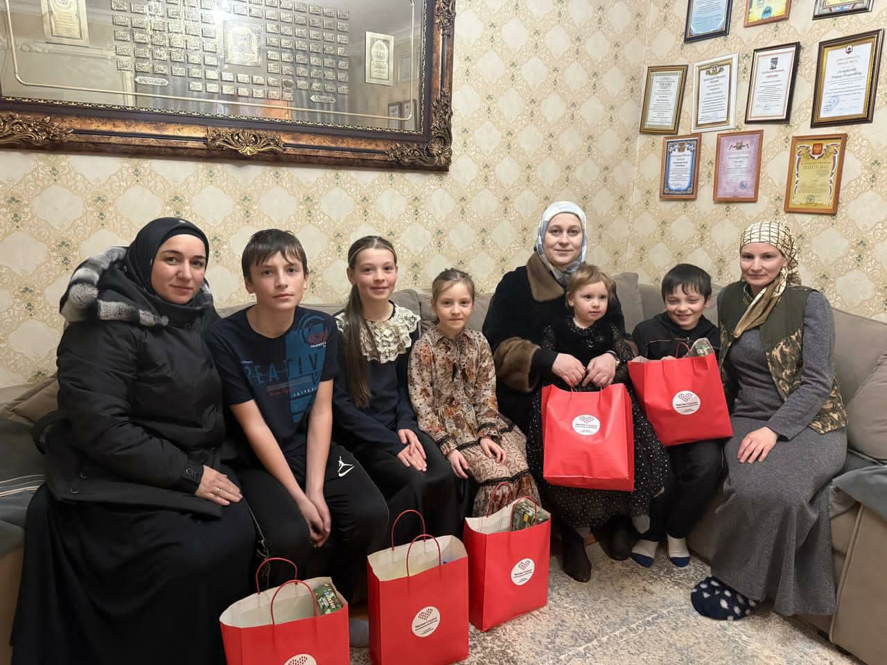 Представители Реабилитационного центра и Благотворительного фонда «Чистое сердце» в Казбековском районе посетили многодетную семью участника СВО