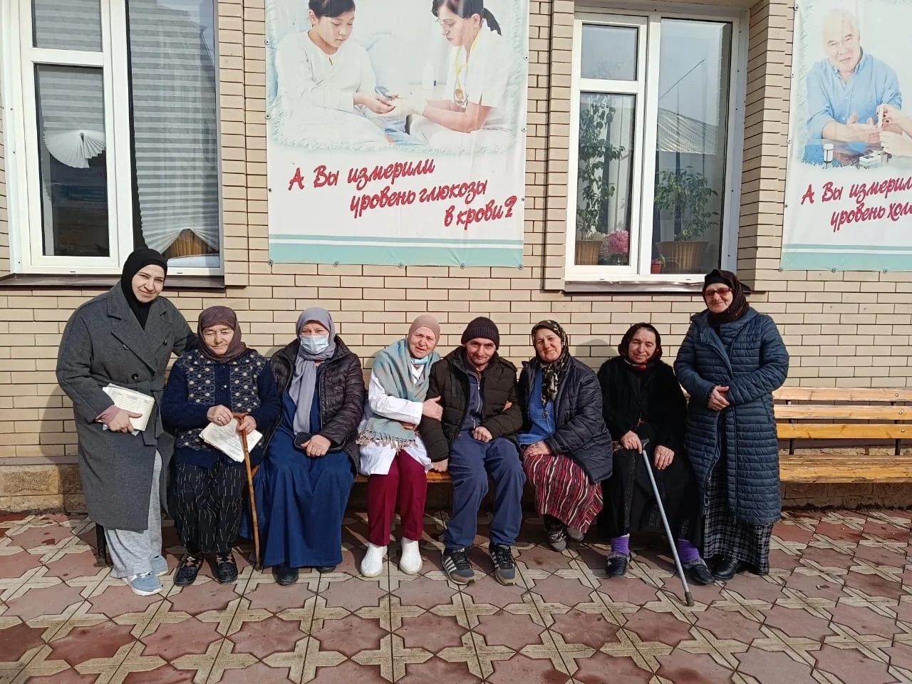 Мобильная бригада доставляет пожилых жителей Цумадинского района на медосмотры