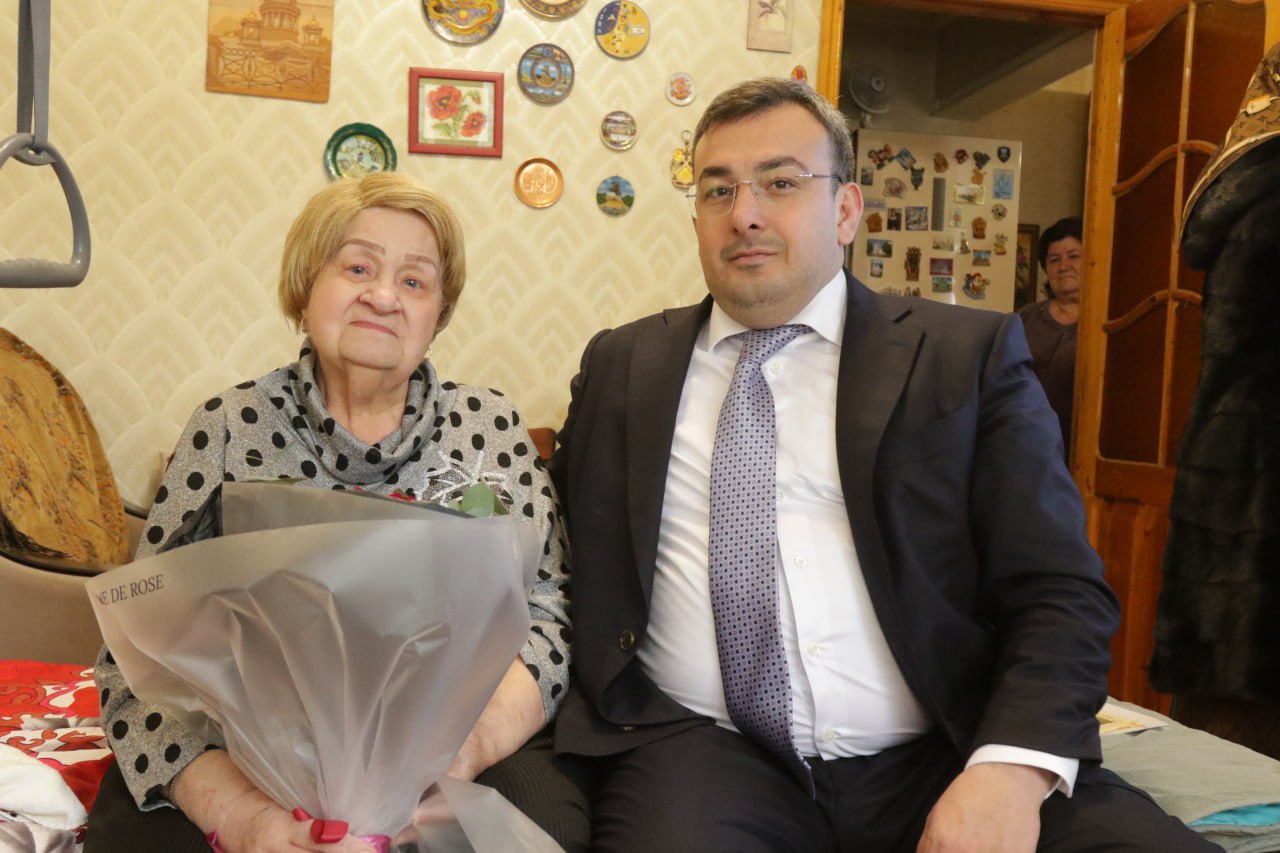 Министр труда и социального развития РД посетил блокадницу в памятный день