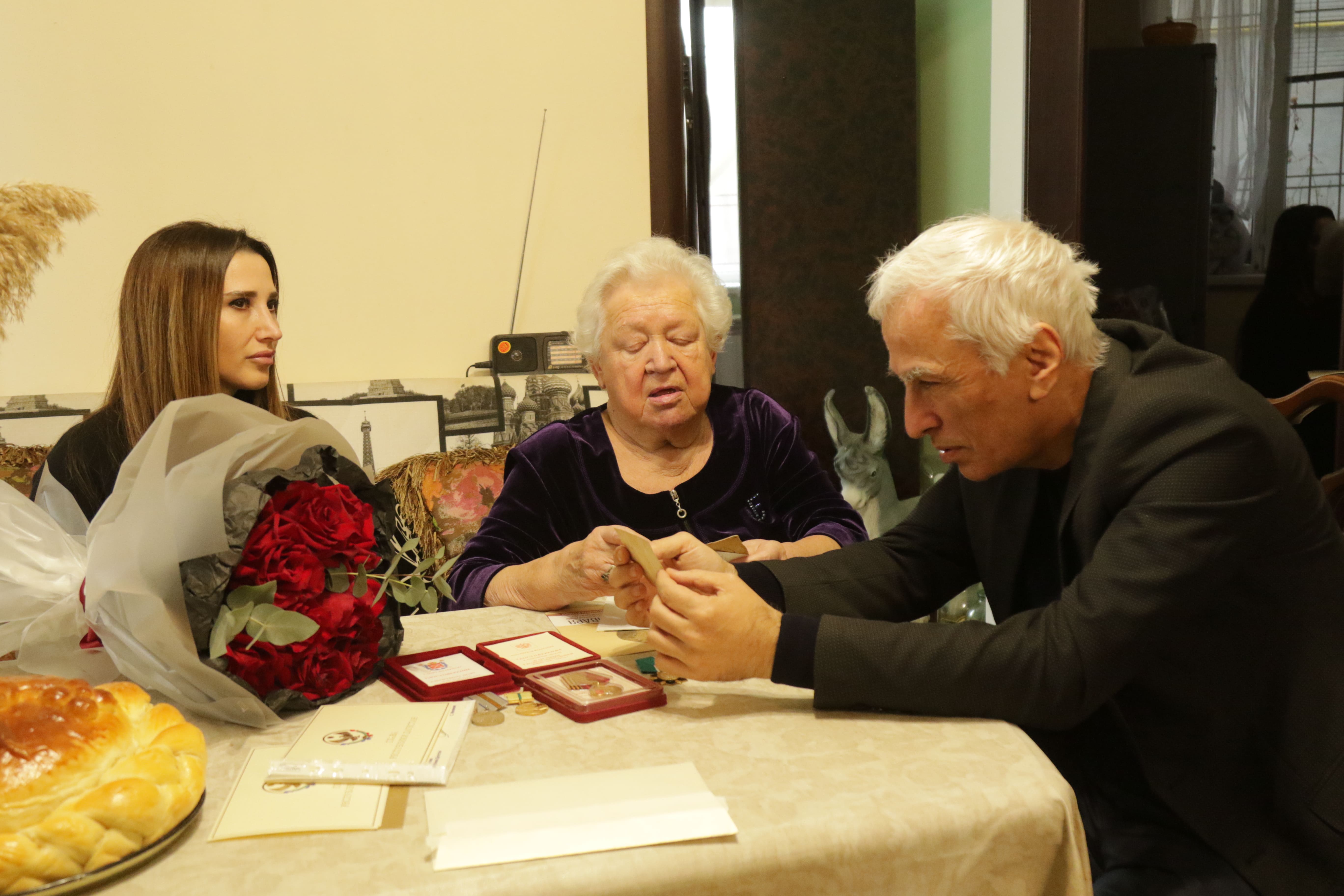 Поздравительная телеграмма от Главы Республики, цветы, сладости и живая память: в Дагестане поздравили блокадниц Ленинграда