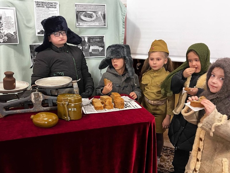 Живой урок истории: воспитанники Реабилитационного центра в Казбековском районе оживили память о блокадном Ленинграде