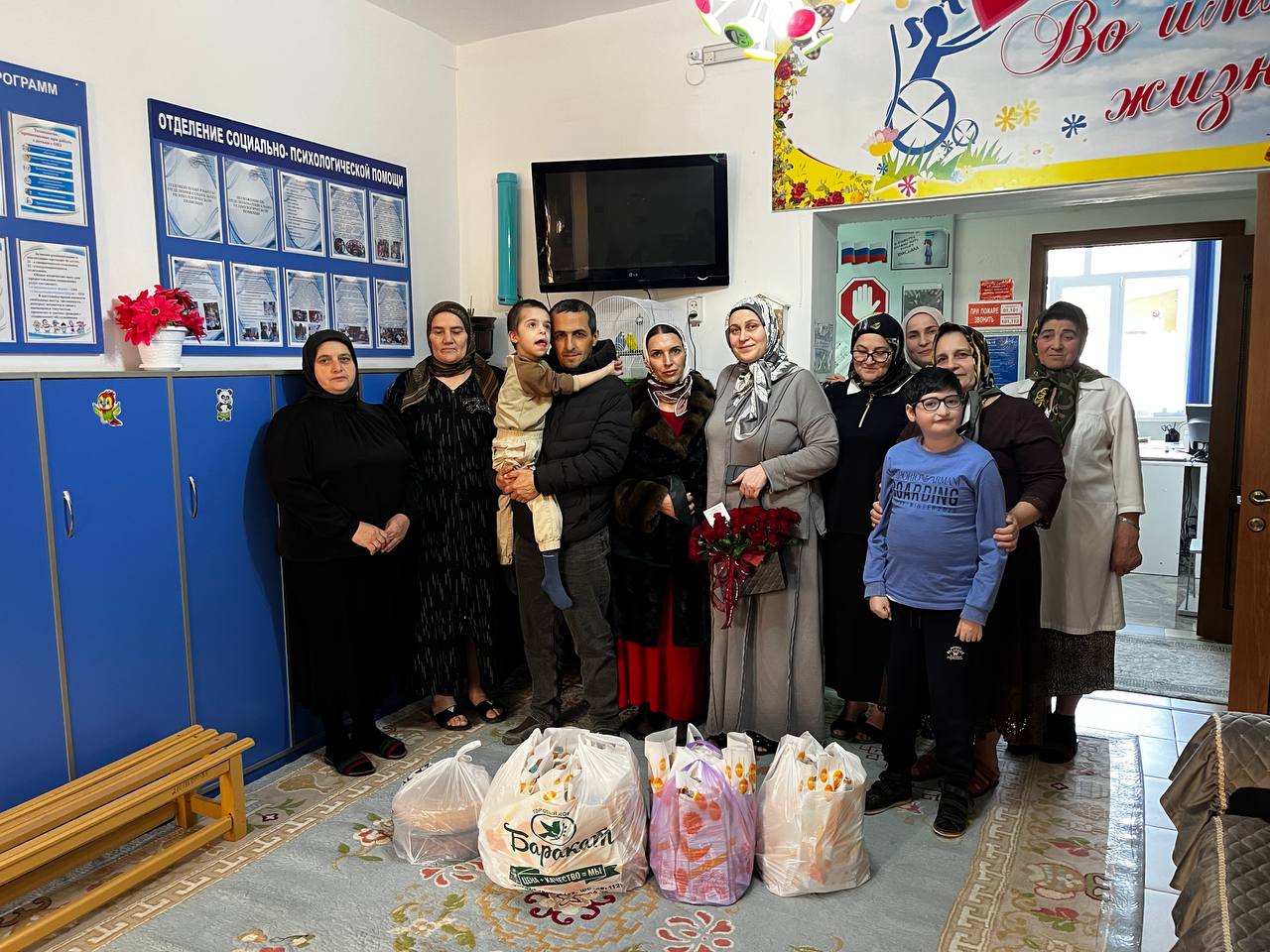 «Обнял крепко-крепко, будто боялся, что это сон»: встреча отца-героя и сына в центре реабилитации