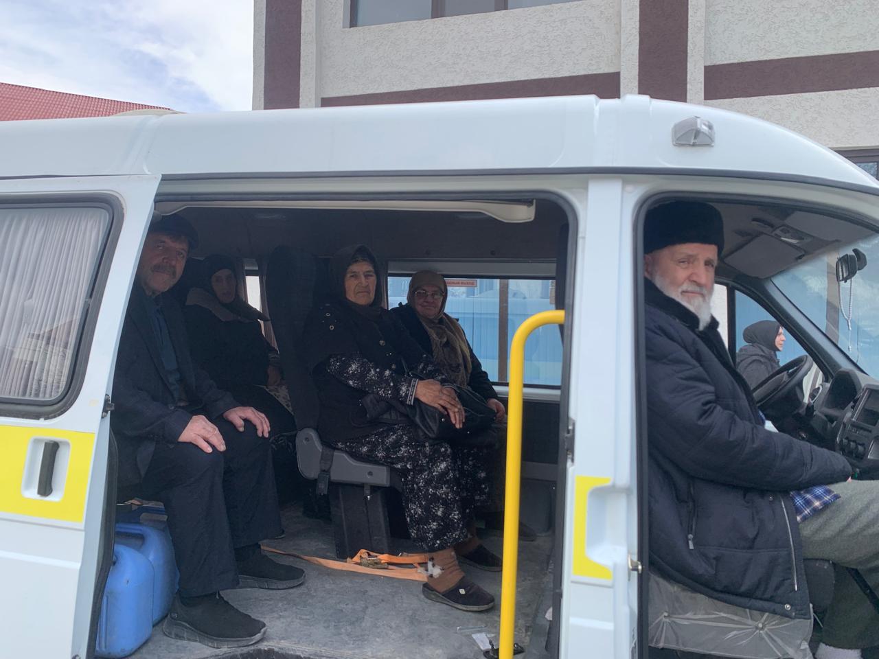 Мобильная бригада Гергебильского района доставила пожилых граждан на диспансеризацию