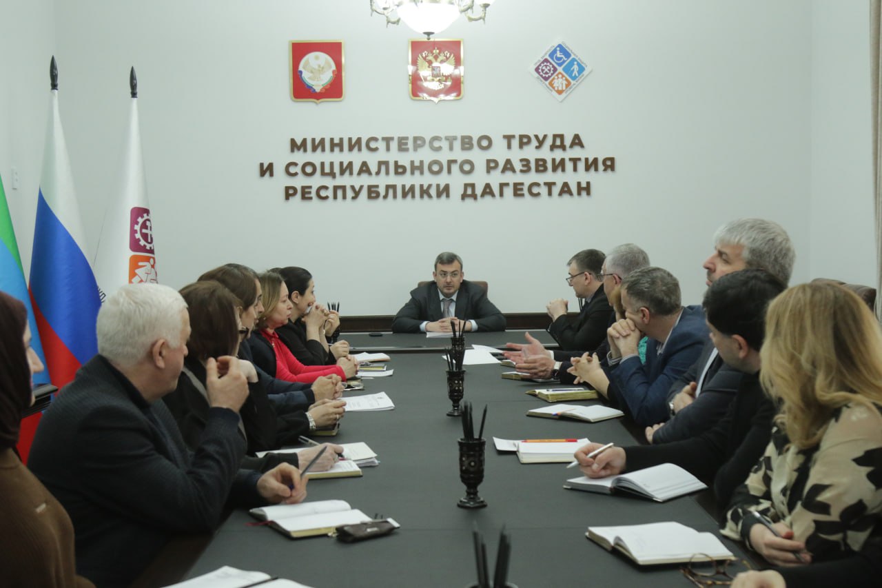 Соцконтракт, обращения граждан и поддержка участников СВО: итоги совещания у министра