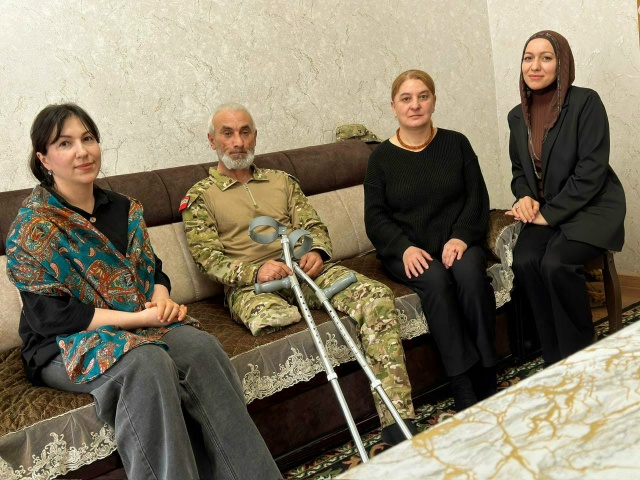 В преддверии Ураза-байрам специалисты Ахтынского реабилитационного центра навестили семьи участников СВО