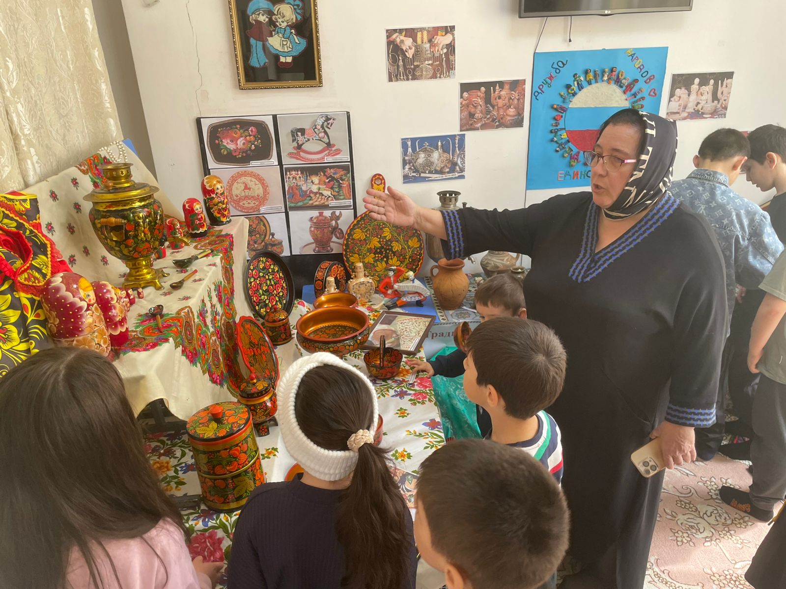 В реабилитационном центре Кизилюрта прошла выставка в честь Года единства народов России