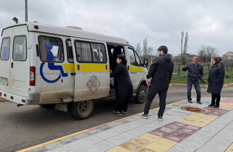 Сотрудники подведомственных учреждений Минтруда Дагестана в Хасавюрте и Хасавюртовском районе продолжают помогать жителям, пострадавшим от стихии