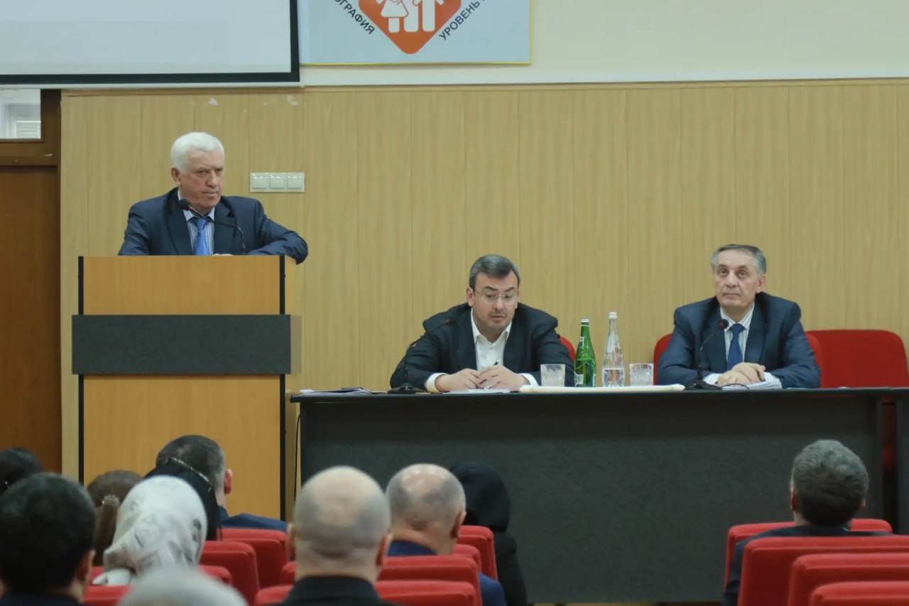 Заместитель Председателя Правительства РД Абдурахман Махмудов провел расширенное совещание по вопросу оказания социальной поддержки гражданам, пострадавшим от паводка