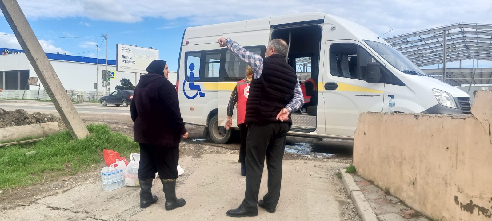 Помощь — адресно и ежедневно: социальные работники Минтруда Дагестана и Красный Крест поддерживают махачкалинцев, пострадавших от паводка