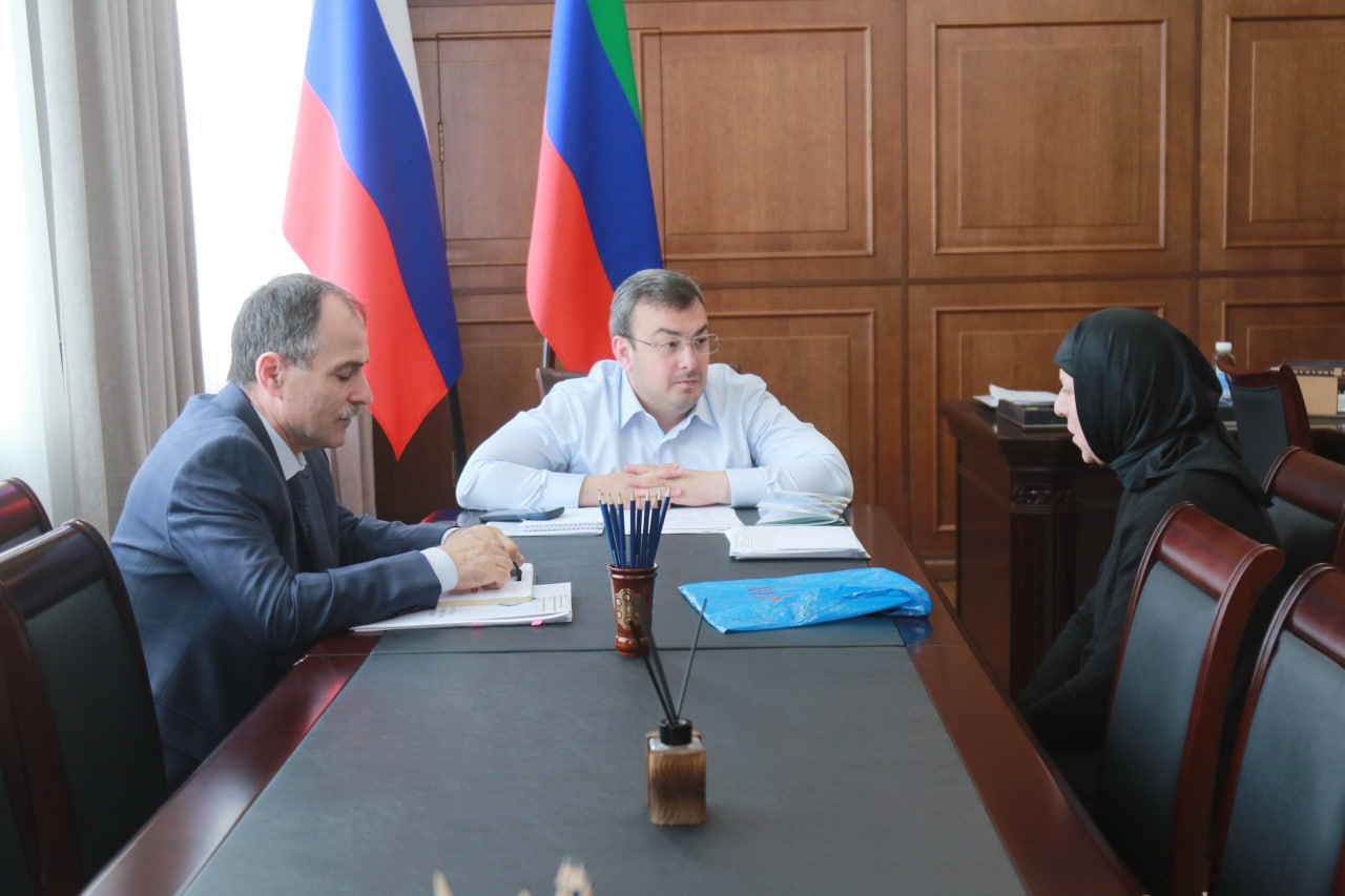 Министр труда Дагестана взял на контроль вопрос восстановления на работе сотрудницы из Дербентского района