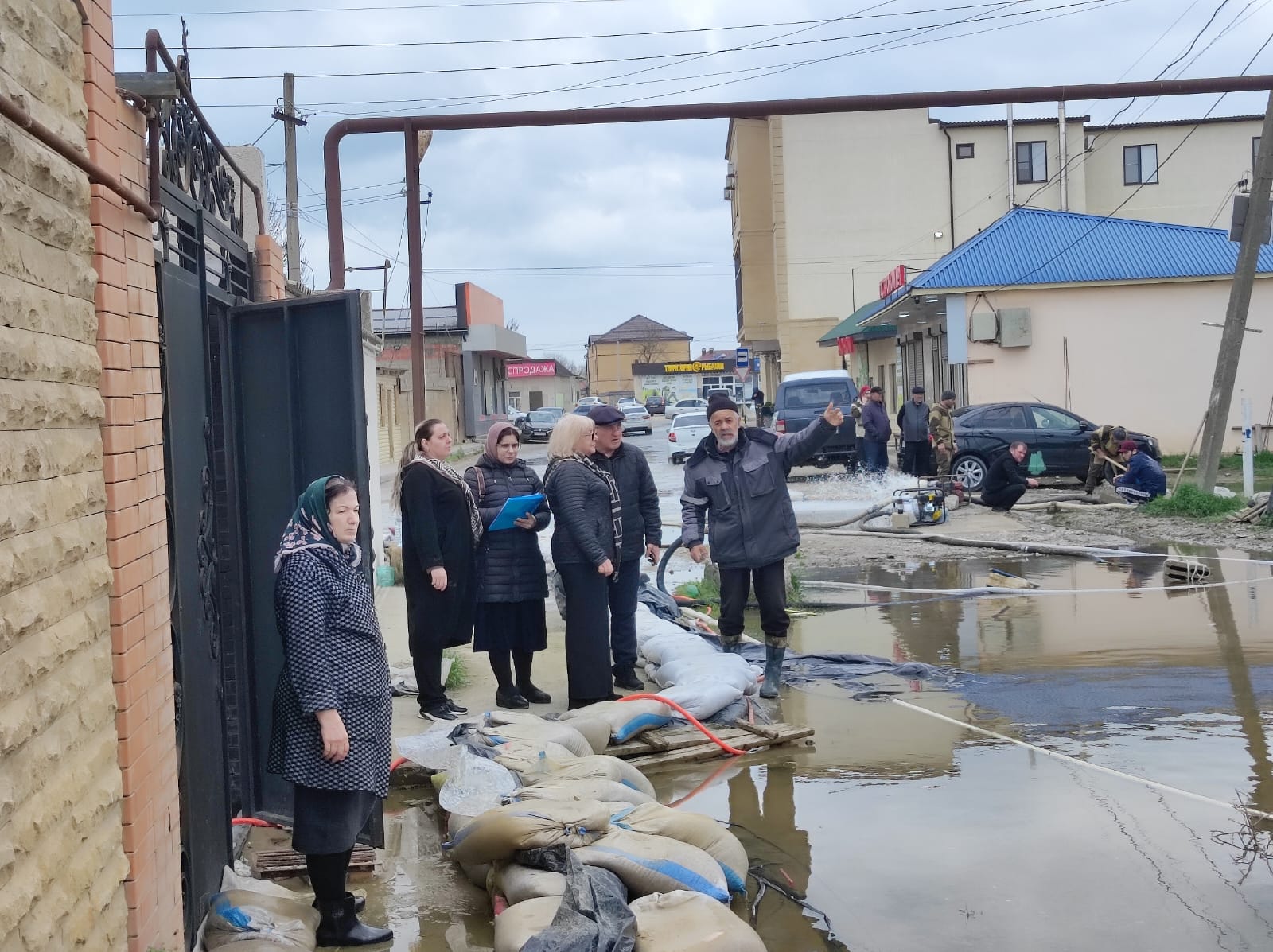 Социальные работники Минтруда Дагестана в Новолакском районе оперативно пришли на помощь пострадавшим от наводнения