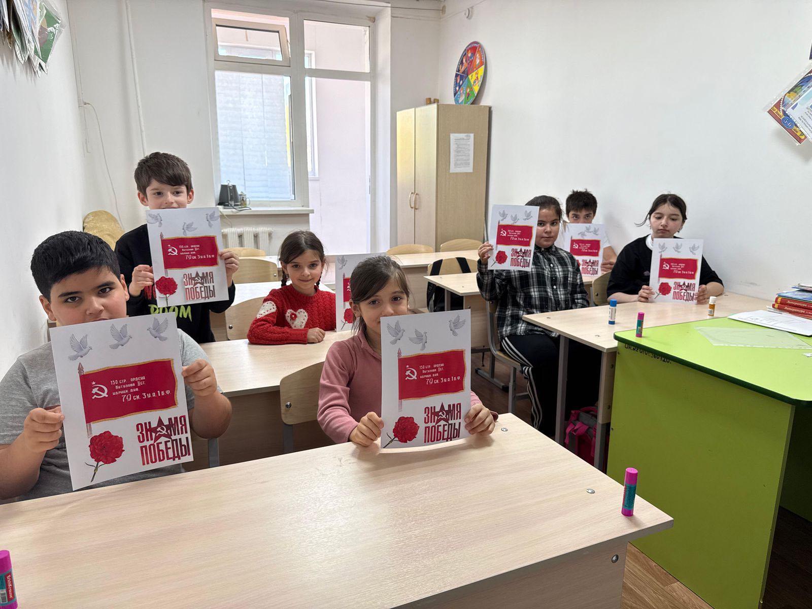 В Хасавюрте юные воспитанники СРЦН создали «Знамя Победы» своими руками