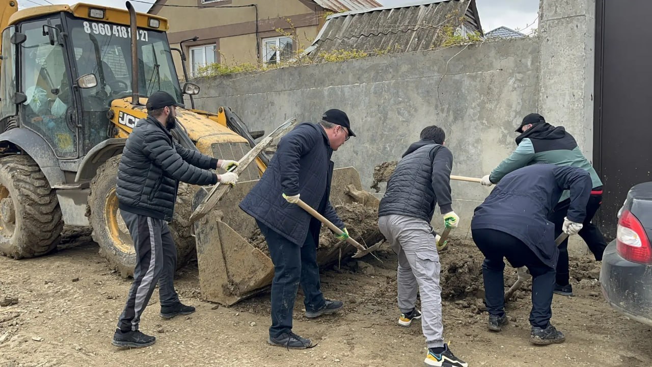 Минтруда Дагестана сменил галстуки и документы на грабли, лопаты и метлы