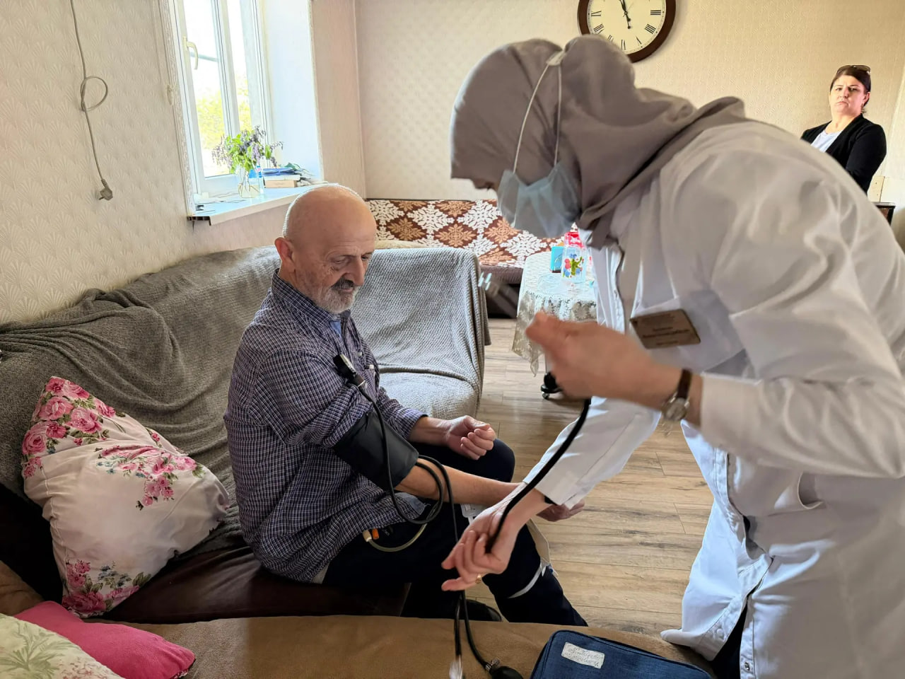 Мобильная бригада Минтруда РД помогла жителям посёлка Ленинкент старше 65 лет получить медпомощь на дому