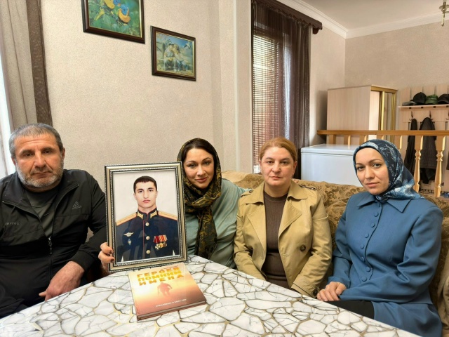 Память героев жива: специалисты Ахтынского центра навестили маму погибшего офицера