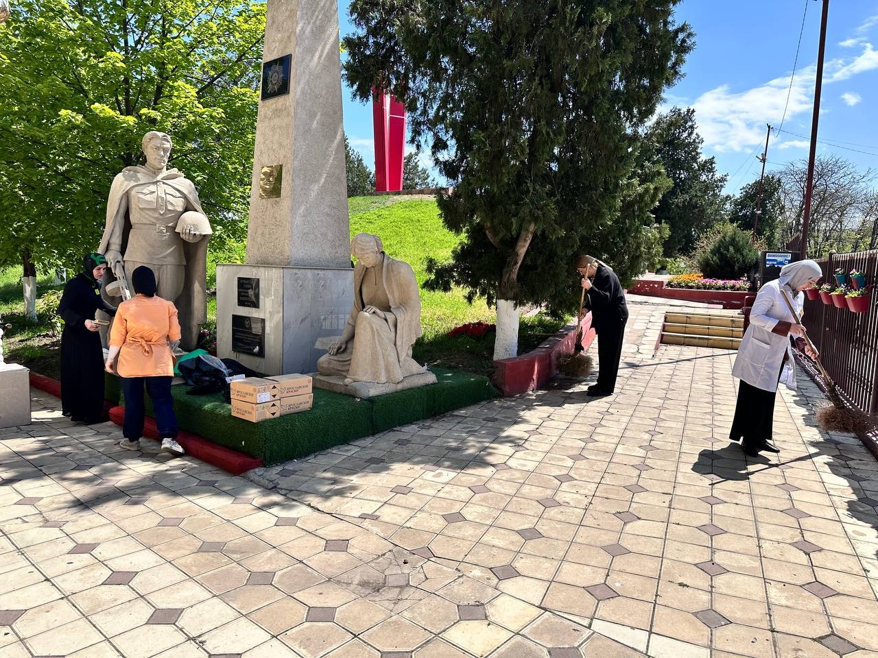 Праздничное убранство фасада: свет памяти и единства