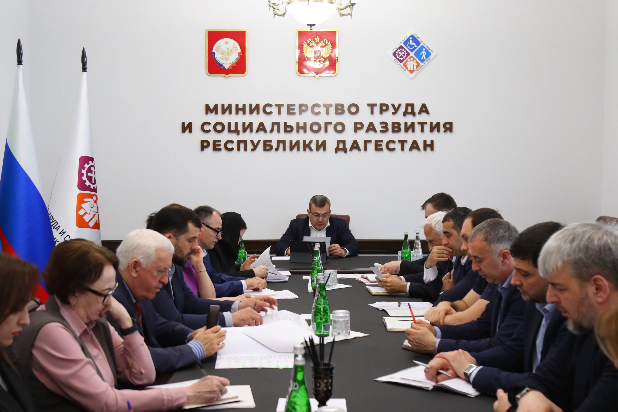Магомедзагид Кихасуров провёл аппаратное совещание по ключевым вопросам Минтруда Дагестана