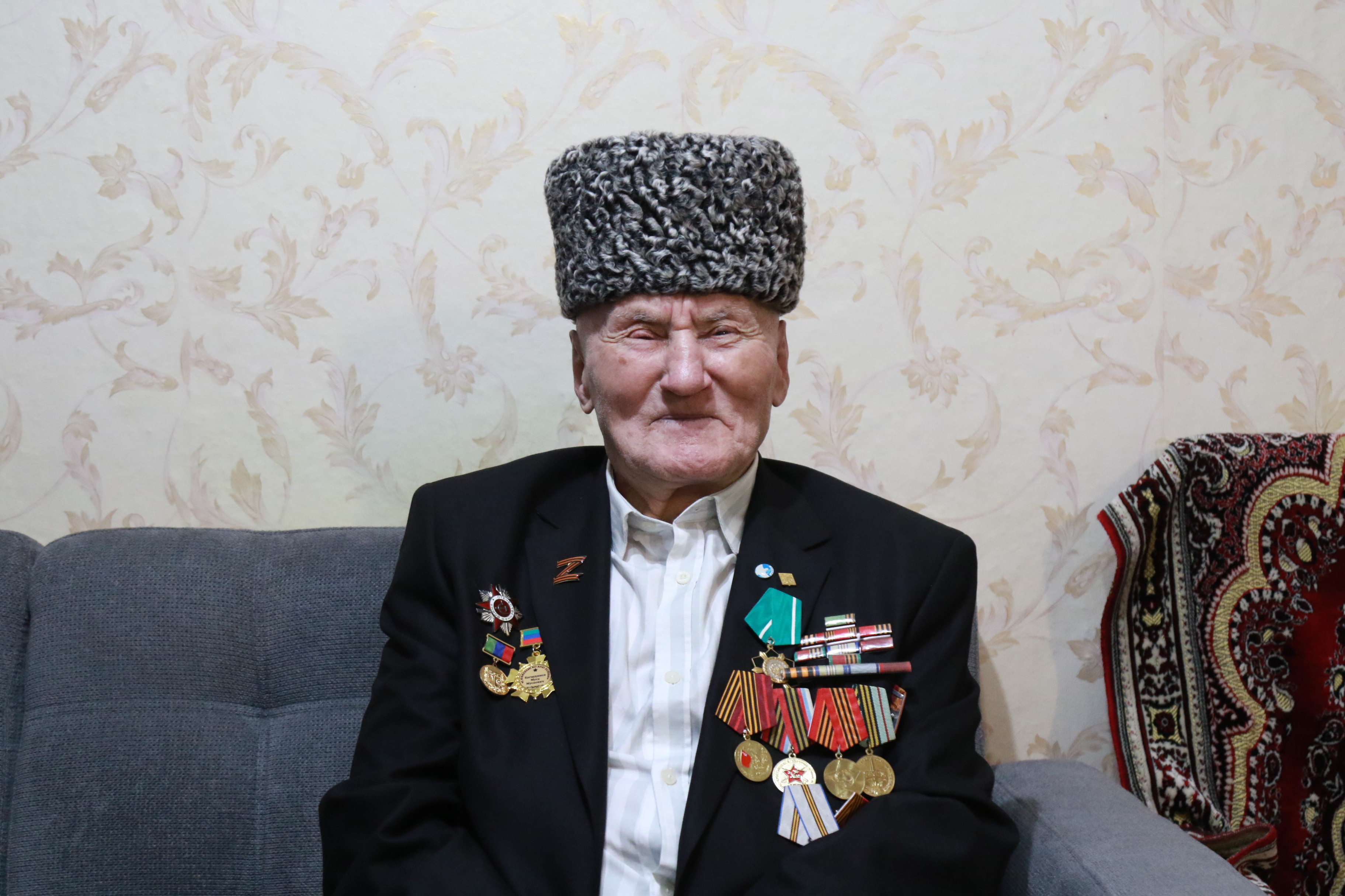 Врио министра труда Дагестана Магомедзагид Кихасуров поздравил ветерана Великой Отечественной войны Мусу Мусаевича с 102-летием юбилеем