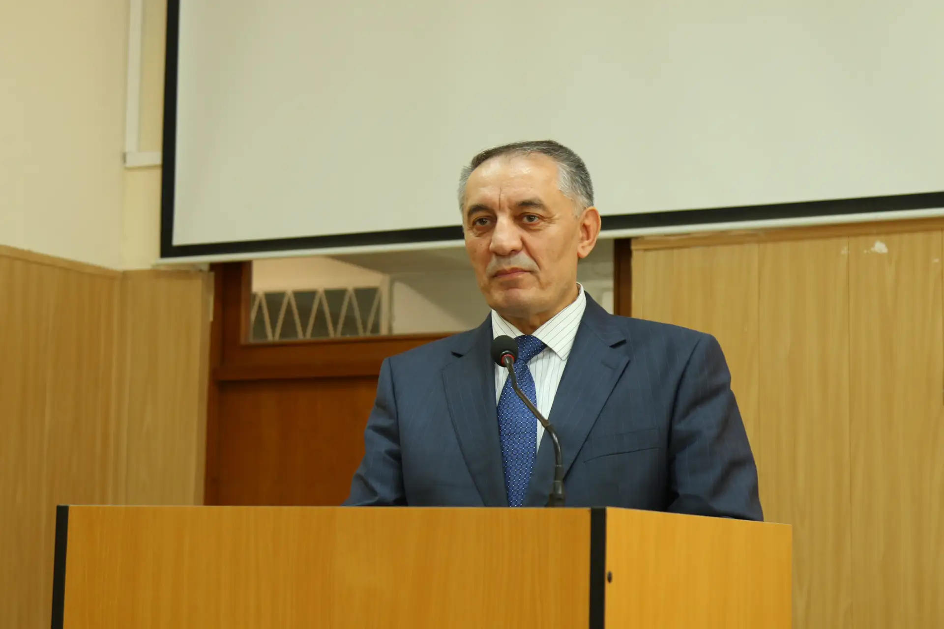 Абдурахман Махмудов поздравил коллектив Минтруда Дагестана с Днем социального работника