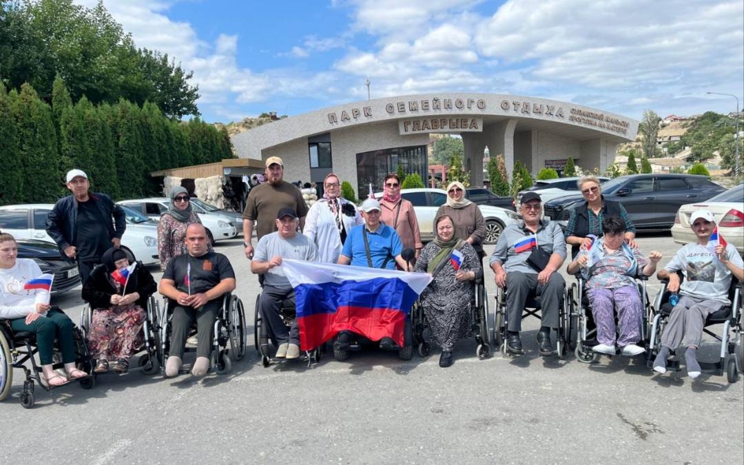 Члены Каспийской организации ВОИ посетили Сулакский каньон в преддверии Дня Государственного флага РФ
