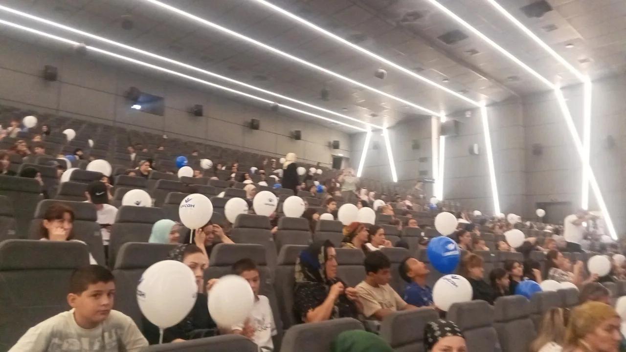 В Махачкале 25 детей получили подарки в рамках ежегодной благотворительной акции Минтруда Дагестана "Собери ребенка в школу"