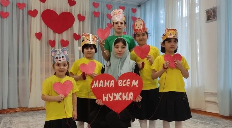 Несовершеннолетние из Социально- реабилитационного центра в Хасавюртовском районе поздравили мам с наступающим праздником