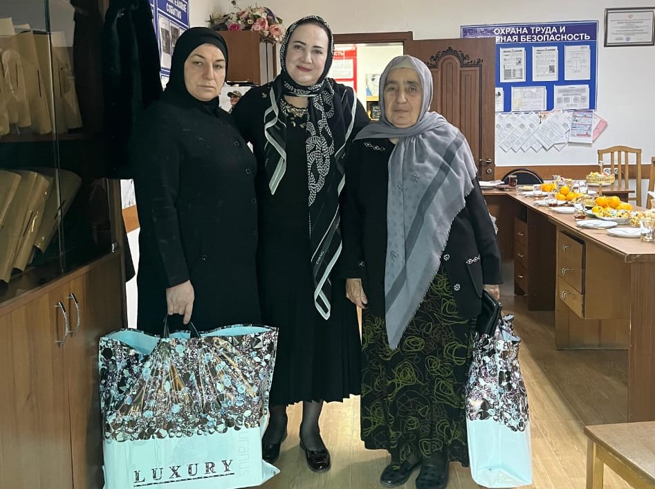 Коллектив Комплексного центра в Карабудахкенте поздравил матерей военнослужащих с наступающим Днем матери и передал им подарки от постоянного спонсора учреждения