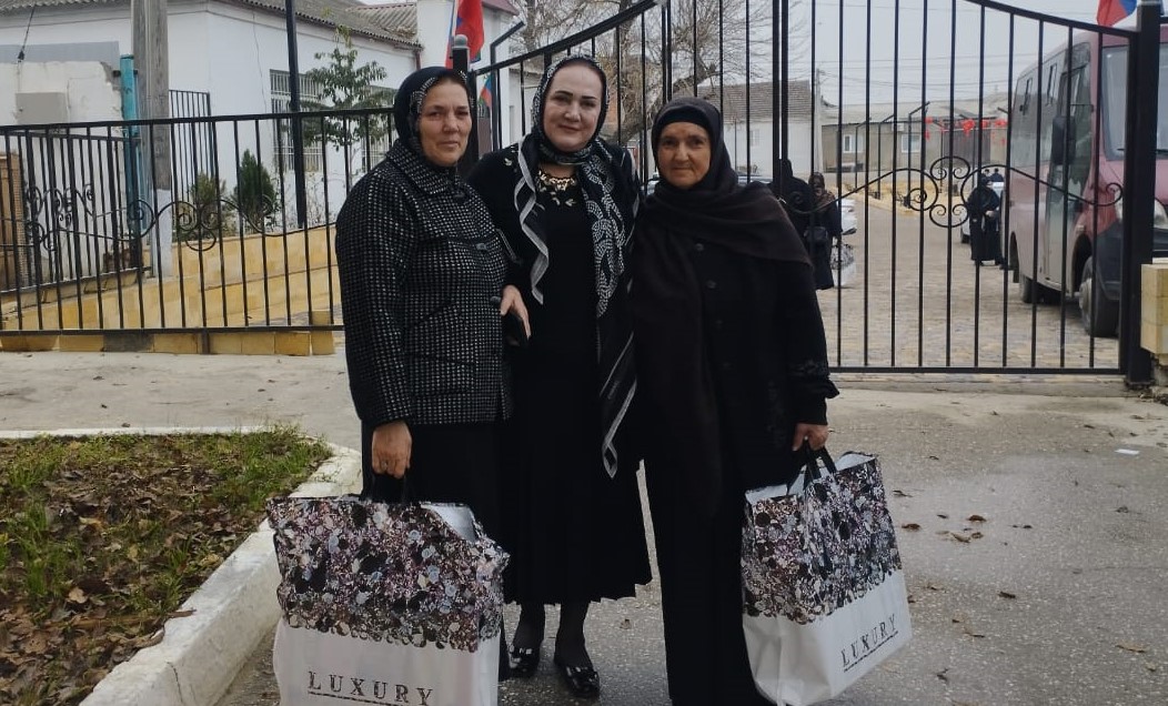 Коллектив Комплексного центра в Карабудахкенте поздравил матерей военнослужащих с наступающим Днем матери и передал им подарки от постоянного спонсора учреждения