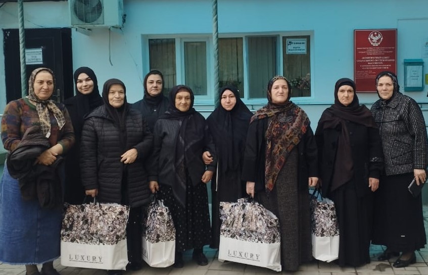 Коллектив Комплексного центра в Карабудахкенте поздравил матерей военнослужащих с наступающим Днем матери и передал им подарки от постоянного спонсора учреждения