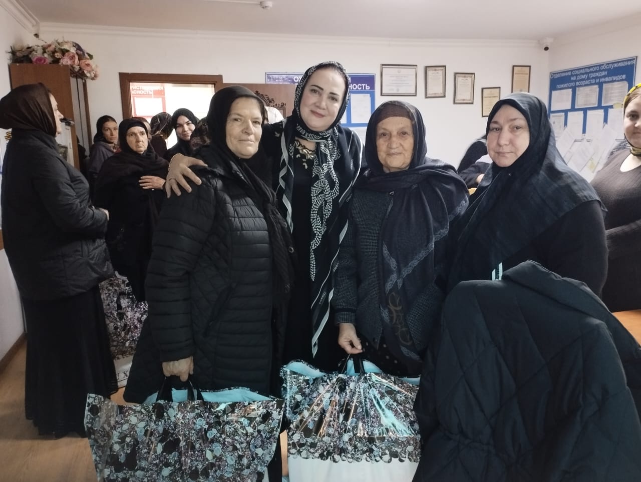 Коллектив Комплексного центра в Карабудахкенте поздравил матерей военнослужащих с наступающим Днем матери и передал им подарки от постоянного спонсора учреждения